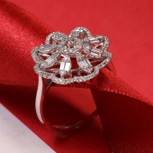 Anel Flor Cravejado Com Diamantes Em Ouro Branco 