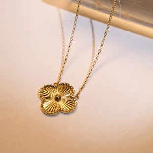 Gargantilha Trevo Diamantada Pequena Em Ouro Amarelo 