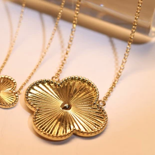 Gargantilha Trevo Diamantada Grande Em Ouro Amarelo 