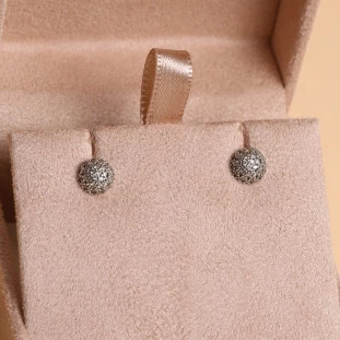 Brinco Pavê Redondo Cravejado Com Diamantes Em Branco