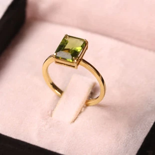 Anel Com Peridoto Retangular Em Ouro Amarelo