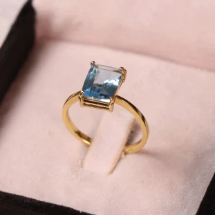 Anel Com Topázio Retangular Em Ouro Amarelo