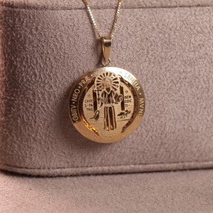 Pingente São Bento Vazado a Laser Em Ouro Amarelo 