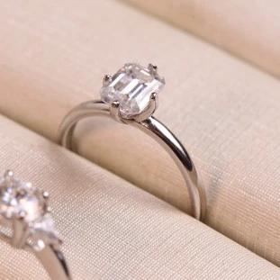 Anel Solitário Retangular Cravejado Com Moissanite Em Prata