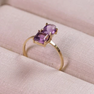Anel Com Ametistas Oval e Quadrada Em Ouro Amarelo 