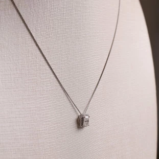 Gargantilha Retangular Cravejada Com Moissanites Em Prata 