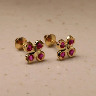 Brinco Trevo Cravejado Com Zircônias Rubis Em Ouro Amarelo