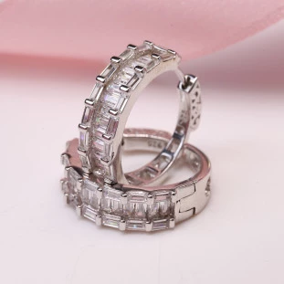 Argola Inteira Cravejada Com Zircônias Em Prata