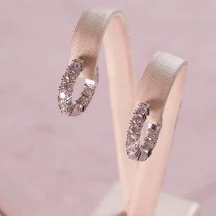 Argola Cravejada Com Zircônias Em Prata 