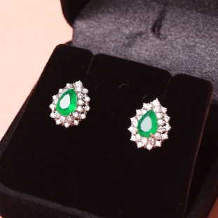 Brinco Gota Cravejada Com Zircônias Esmeraldas Em Prata 