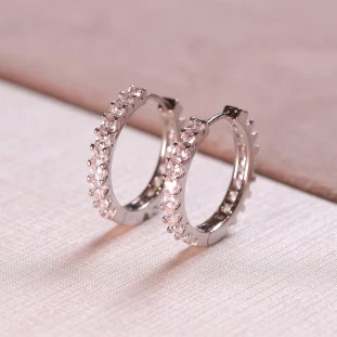 Argola Redonda Cravejada Com Zircônias Carre Em Prata