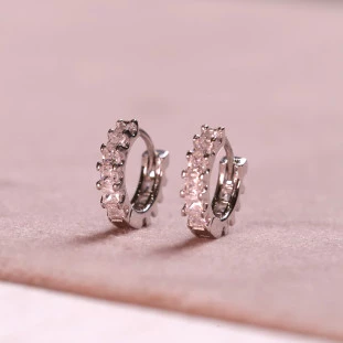 Argola Redonda Cravejada Com Zircônias Carre Em Prata