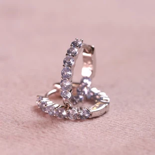 Argola Cravejada Com Zircônias Tipo Água-marinha Em Prata 