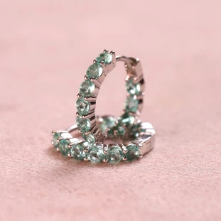 Argola Cravejada Com Zircônias Tipo Esmeralda Em Prata 