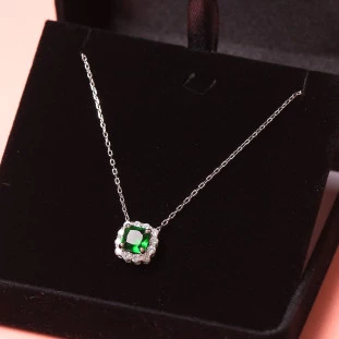 Gargantilha Quadrada Cravejada Com Zircônia Esmeralda Em Prata