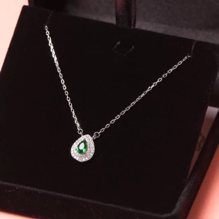 Gargantilha Gota Cravejada Com Zircônia Esmeralda Em Prata