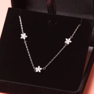 Gargantilha Flores Cravejadas Com Zircônias  Em Prata