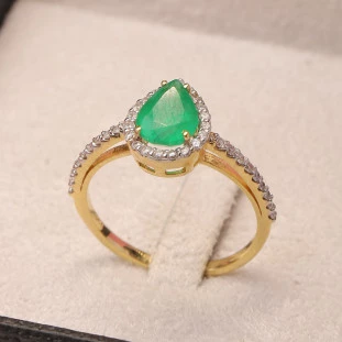 Anel Formatura Gota Cravejado Com Esmeralda e Diamantes Em Ouro Amarelo
