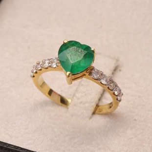 Anel Formatura Coração Cravejado Com Esmeralda e Diamantes Em Ouro Amarelo