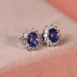 Brinco Oval Cravejado Com Zircônias Tanzanitas Em Prata 