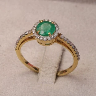 Anel Solitário Formatura Cravejado Com Esmeralda e Diamantes Em Ouro Amarelo