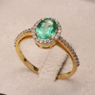 Anel Formatura Oval Cravejado Com Esmeralda e Diamantes Em Ouro Amarelo