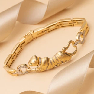 Pulseira Tigre Cravejada Com Diamantes E Esmeraldas Em Ouro Amarelo