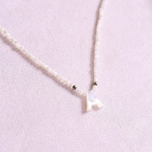 Colar de Pérolas e Hematitas Douradas Com Madrepérolas Letra A