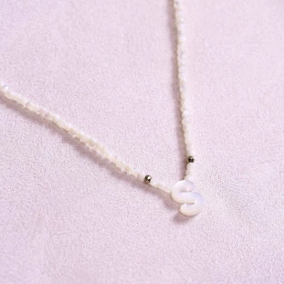 Colar de Pérolas e Hematitas Douradas Com Madrepérolas Letra S