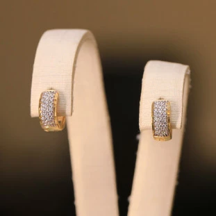 Argola Mine Vazada Cravejada Com Zircônias Em Ouro Amarelo 