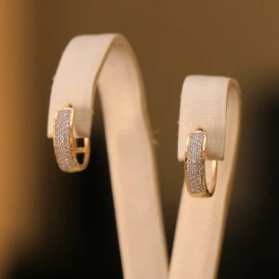 Argola Vazada Cravejada Com Zircônias Em Ouro Amarelo 