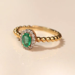Anel Oval Esmeralda em Ouro Amarelo