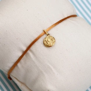 Pulseira Fio De Seda Com Pingente De São Bento Oco Em Ouro Amarelo