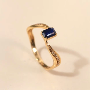 Anel de Formatura Cravejado Com Safira Retangular e Diamantes Em Ouro Amarelo
