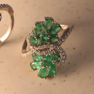 Anel Petalas Com Esmeraldas E Diamantes Em Ouro Branco