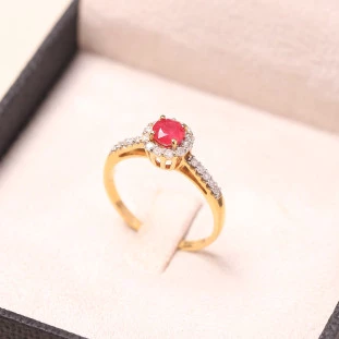 Anel de Formatura Cravejado Com Rubi e Diamantes Em Ouro Amarelo 