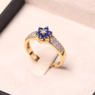 Anel Formatura Cravejado Com Safira  e Diamantes Em Ouro Amarelo