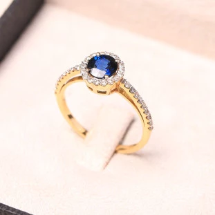 Anel Formatura Cravejado Com Safira  e Diamantes Em Ouro Amarelo