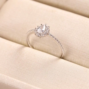 Anel Gota Cravejado Com Zircônias Em Prata