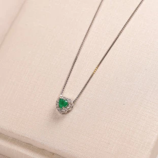 Gargantilha Coração Cravejado Com Zircônia Tipo Esmeralda Em Prata 