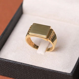 Anel Chapa Retangular Liso Em Ouro Amarelo 