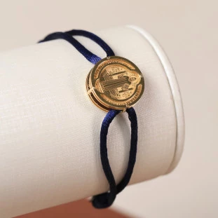 Pulseira Fio de Seda Com Pingente São Bento A Laser Em Ouro Amarelo
