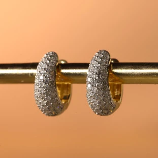 Argola Oval Pavê Cravejada Com Diamantes Em Ouro Amarelo 