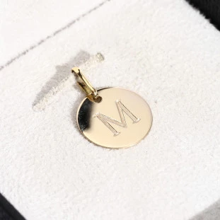 Pingente Letra M  Fecho Em Ouro Amarelo Placa Ouro Branco