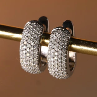Brinco Oval Pavê Cravejado Com Diamantes Em Ouro Branco