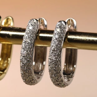Argola Oval Pavê Cravejada Com Diamantes Em Ouro Branco 