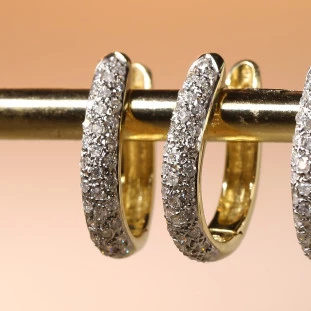 Argola Oval Pavê Cravejada Com Diamantes Em Ouro Amarelo