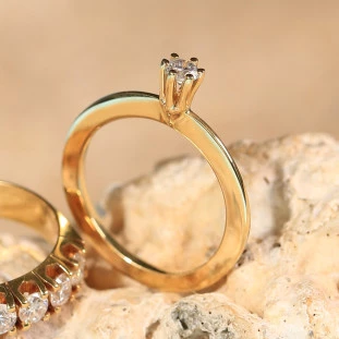 Anel Solitário Com Diamante Em Ouro Amarelo