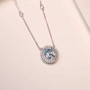 Gargantilha Oval Topázio Azul Cravejada Com Zircônias Em Prata