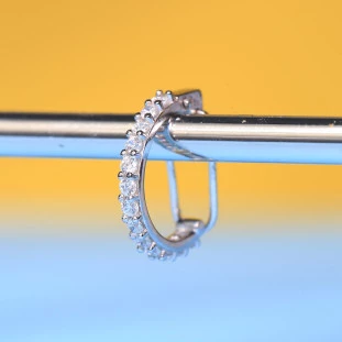 Piercing Orelha Cravejado com Zircônia em Ouro Branco